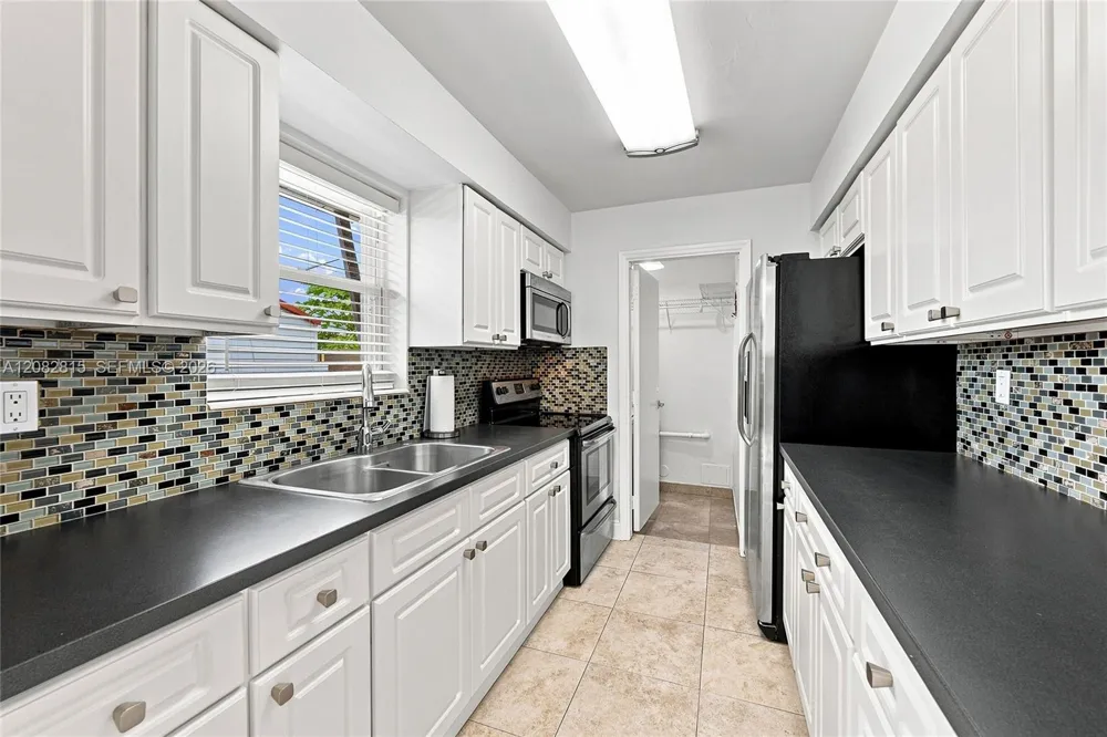 1000 NW 76th Ter Pembroke Pines, FL 33024
