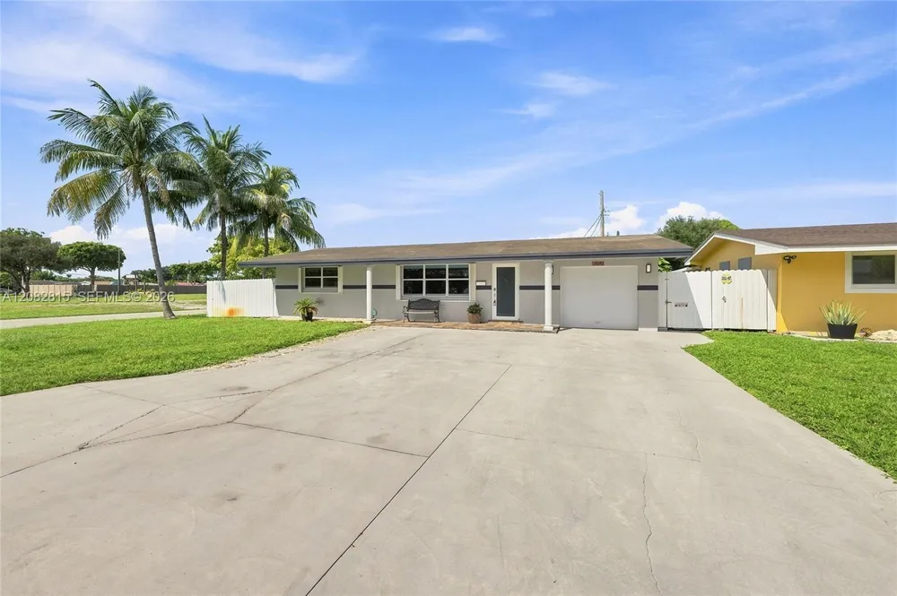 1000 NW 76th Ter Pembroke Pines, FL 33024