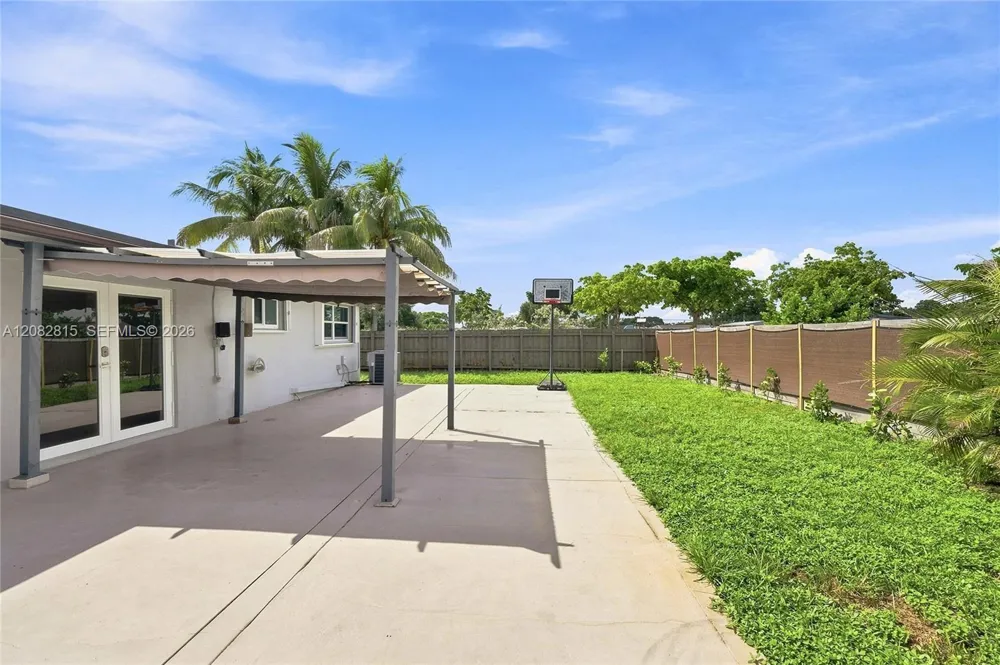 1000 NW 76th Ter Pembroke Pines, FL 33024