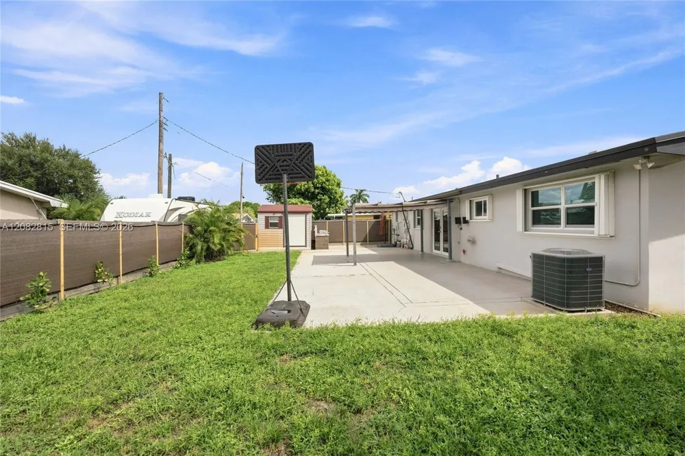 1000 NW 76th Ter Pembroke Pines, FL 33024