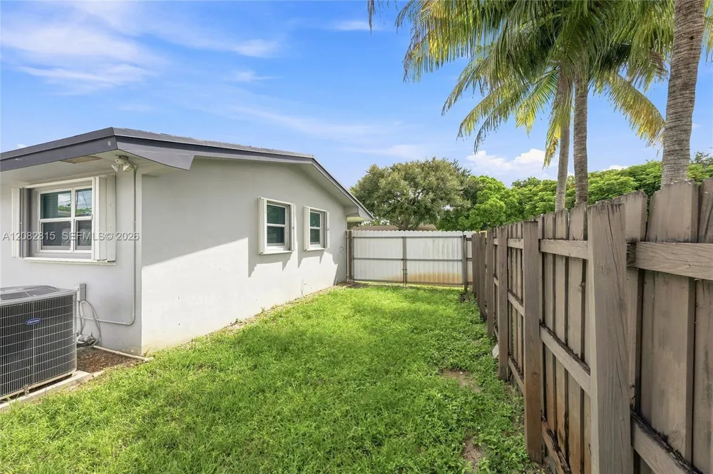 1000 NW 76th Ter Pembroke Pines, FL 33024