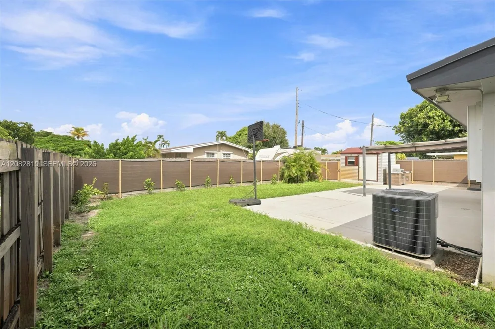 1000 NW 76th Ter Pembroke Pines, FL 33024