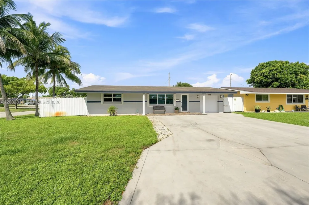 1000 NW 76th Ter Pembroke Pines, FL 33024