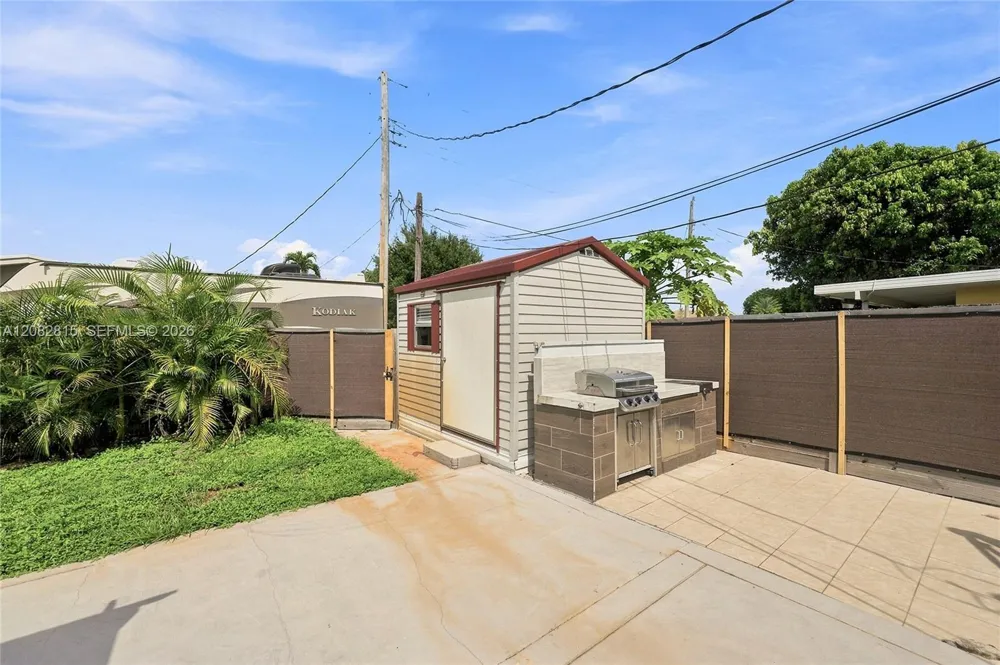 1000 NW 76th Ter Pembroke Pines, FL 33024