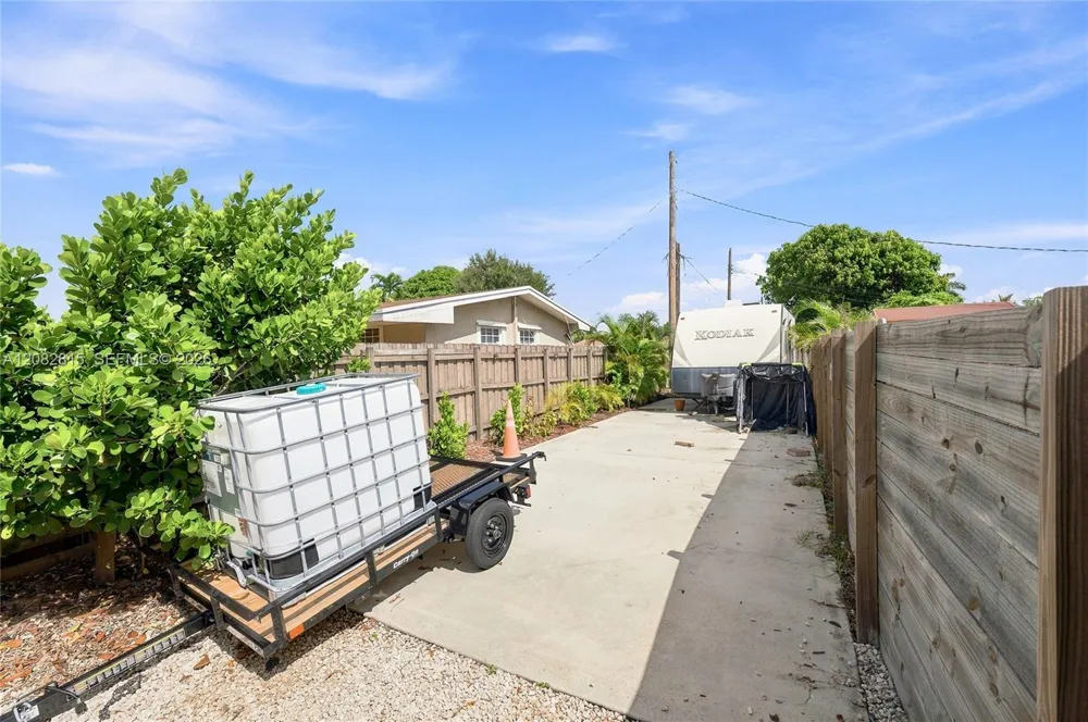 1000 NW 76th Ter Pembroke Pines, FL 33024