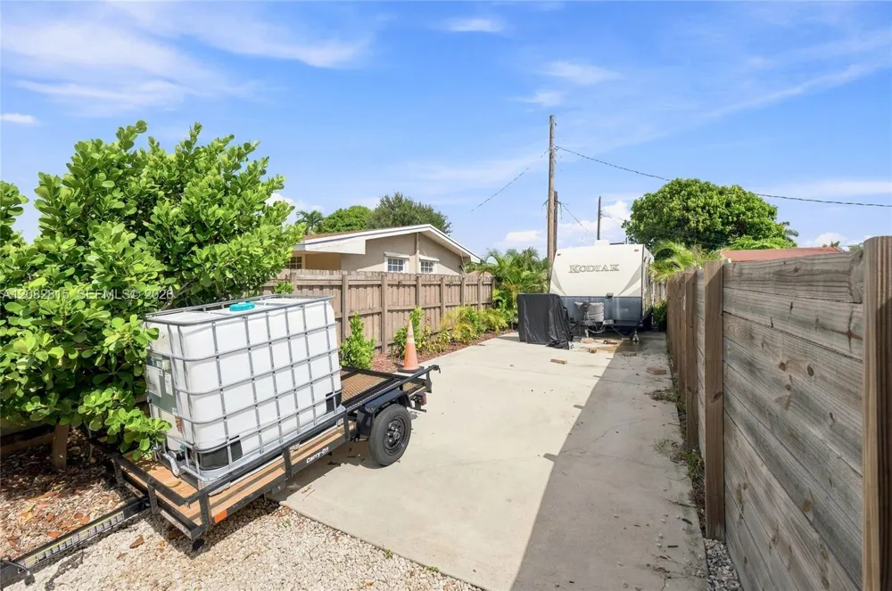 1000 NW 76th Ter Pembroke Pines, FL 33024