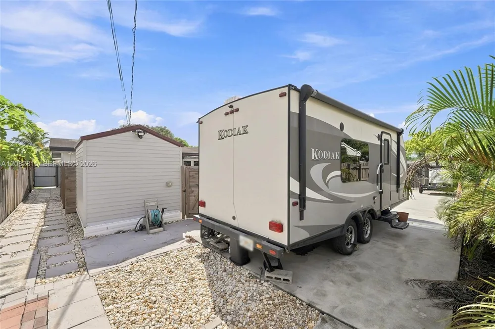 1000 NW 76th Ter Pembroke Pines, FL 33024