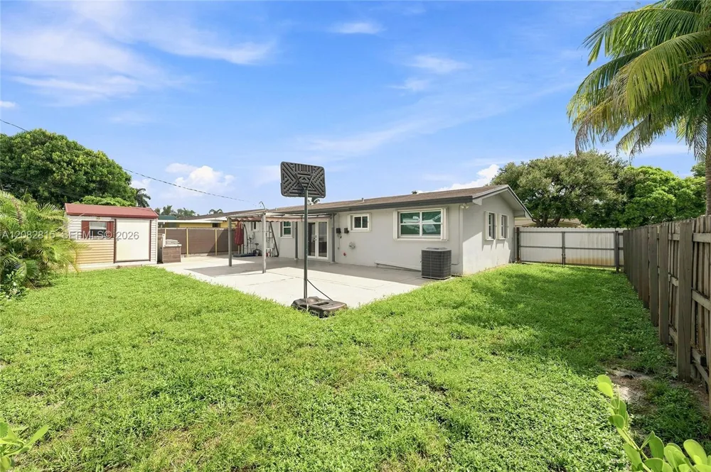 1000 NW 76th Ter Pembroke Pines, FL 33024