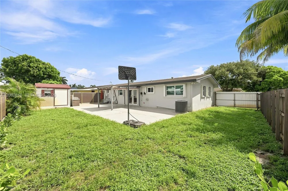 1000 NW 76th Ter Pembroke Pines, FL 33024