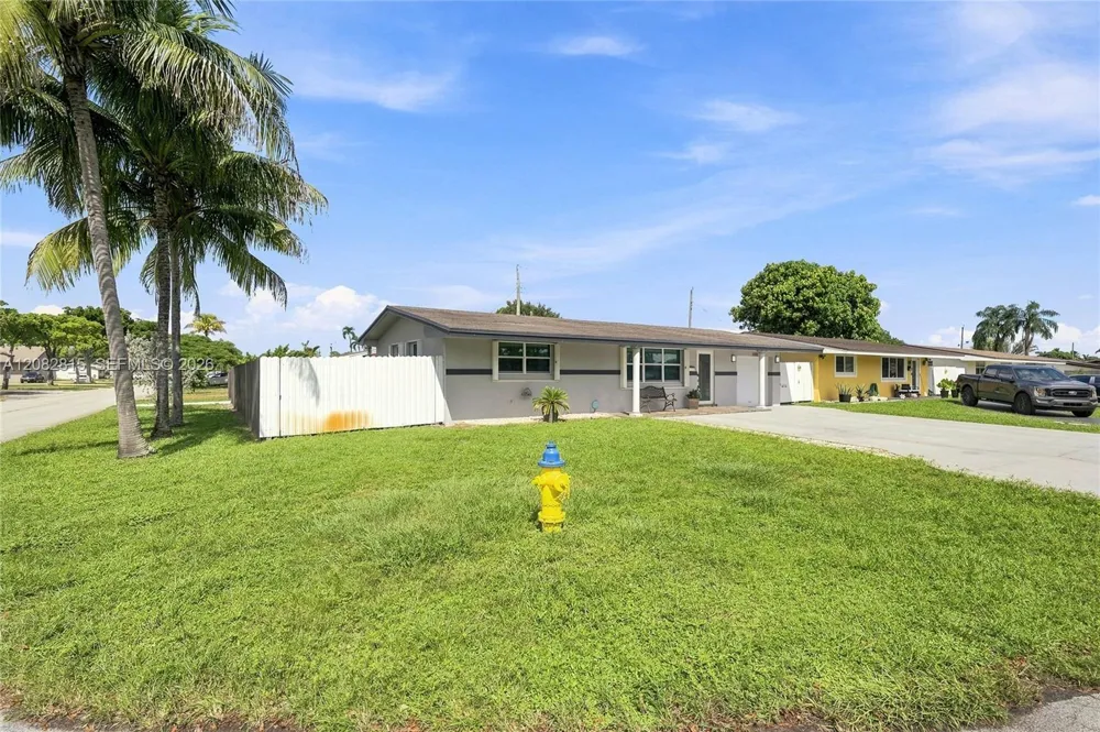 1000 NW 76th Ter Pembroke Pines, FL 33024