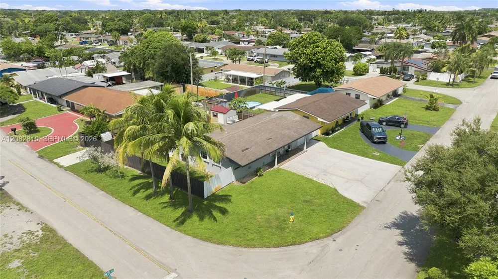 1000 NW 76th Ter Pembroke Pines, FL 33024