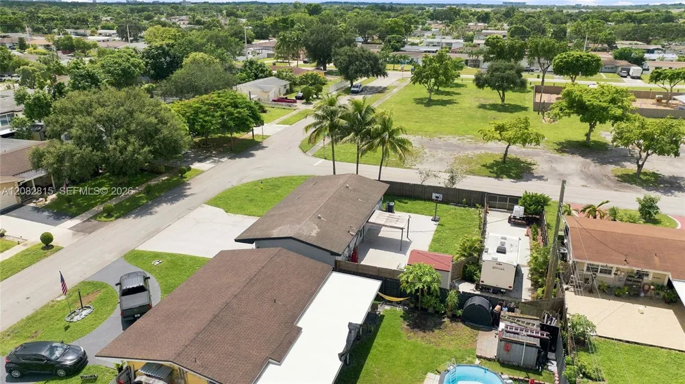 1000 NW 76th Ter Pembroke Pines, FL 33024