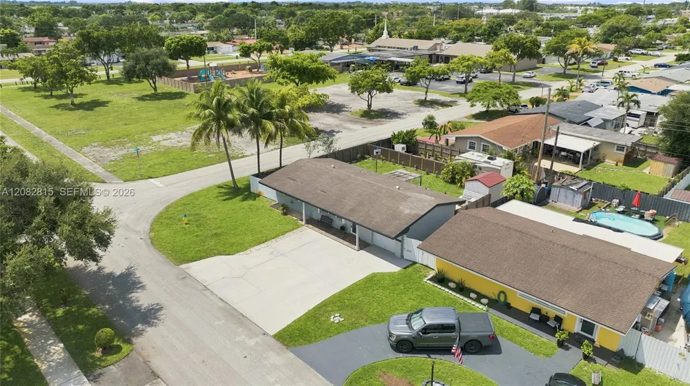 1000 NW 76th Ter Pembroke Pines, FL 33024
