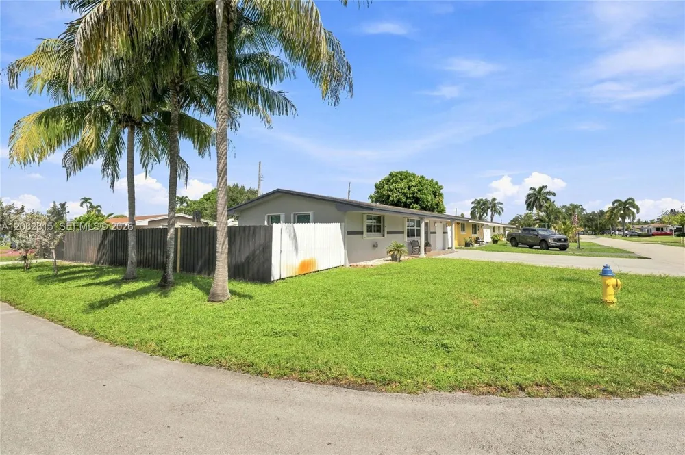 1000 NW 76th Ter Pembroke Pines, FL 33024