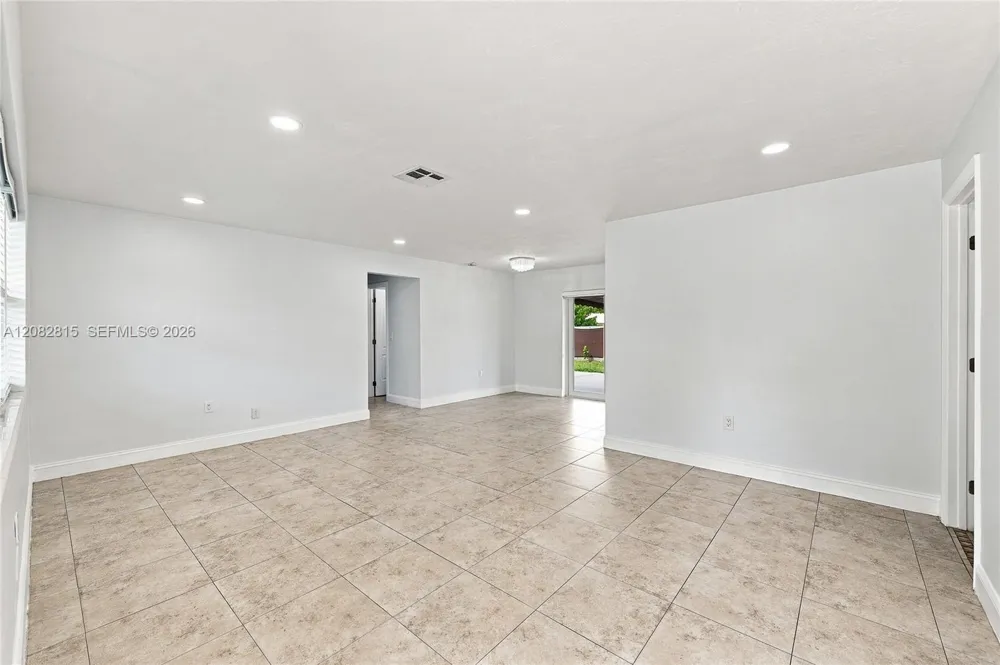 1000 NW 76th Ter Pembroke Pines, FL 33024