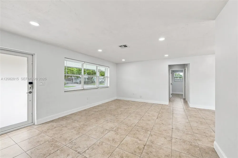 1000 NW 76th Ter Pembroke Pines, FL 33024