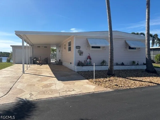 Shoreland Drive W Fort Myers, FL 33905