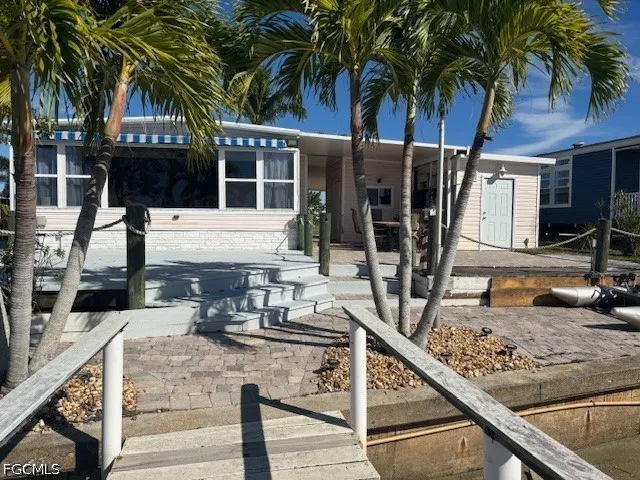 Shoreland Drive W Fort Myers, FL 33905