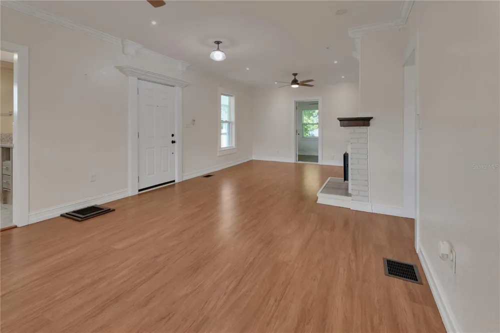 903 E NEW YORK AVENUE Deland, FL 32724
