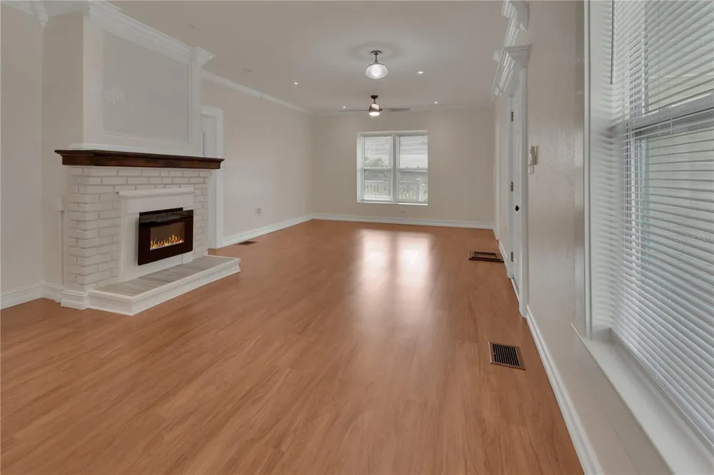 903 E NEW YORK AVENUE Deland, FL 32724