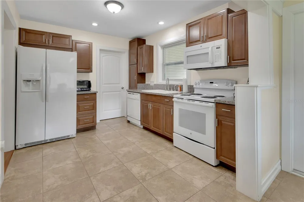 903 E NEW YORK AVENUE Deland, FL 32724