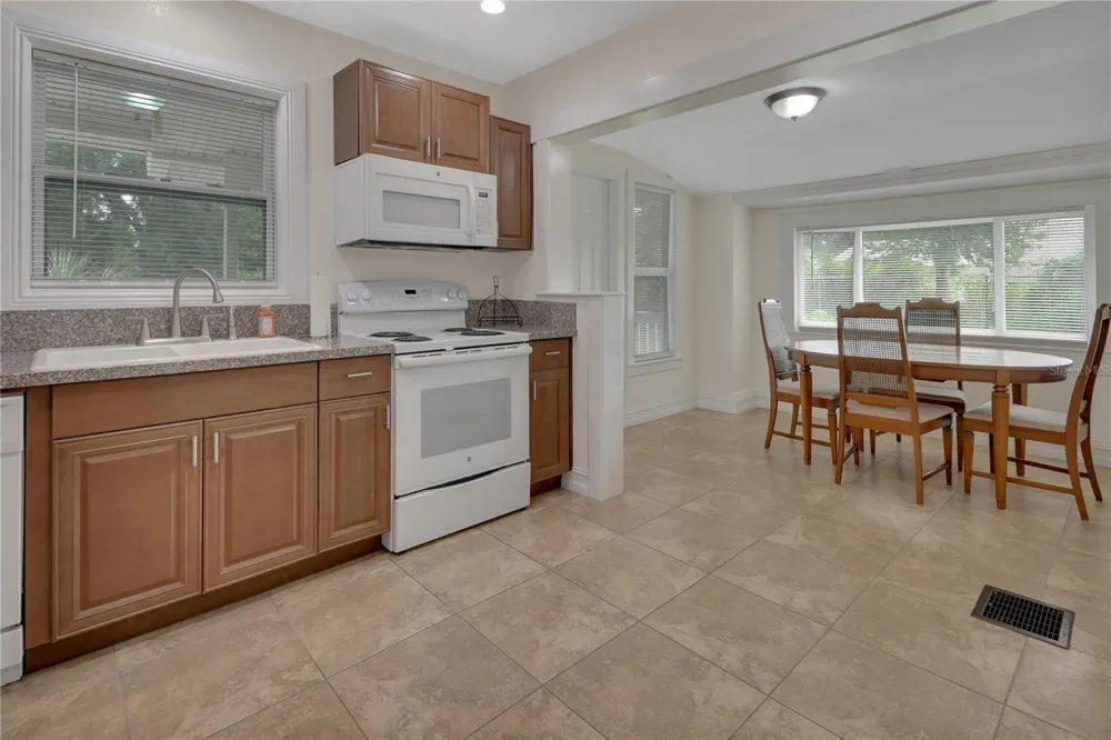 903 E NEW YORK AVENUE Deland, FL 32724