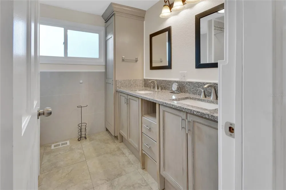 903 E NEW YORK AVENUE Deland, FL 32724