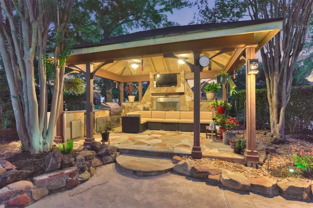 609 Edgewood Drive Montgomery, TX 77356