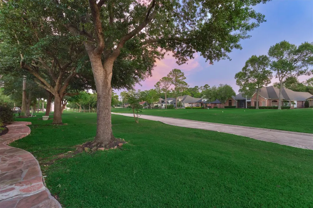 609 Edgewood Drive Montgomery, TX 77356