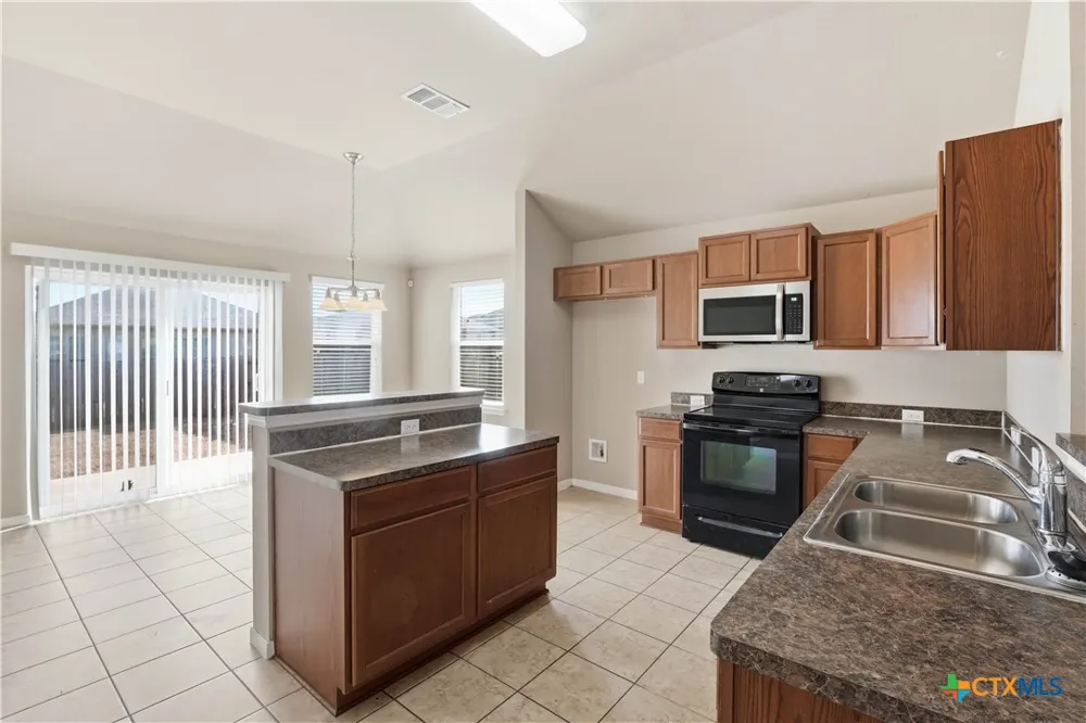 2323 Stoneham Temple, TX 76504