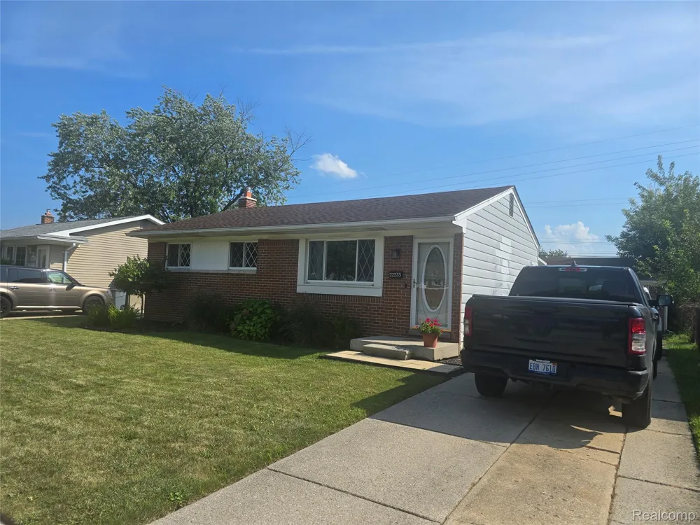 22233 Silver Creek Lane Rockwood City, MI 48173