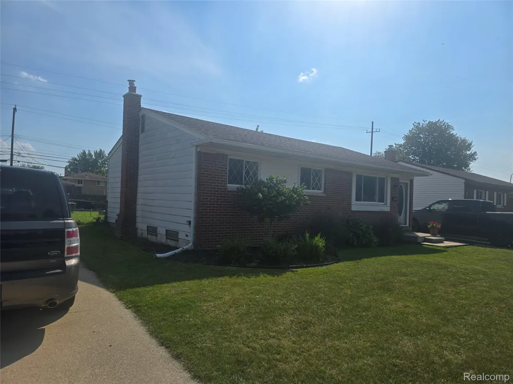 22233 Silver Creek Lane Rockwood City, MI 48173