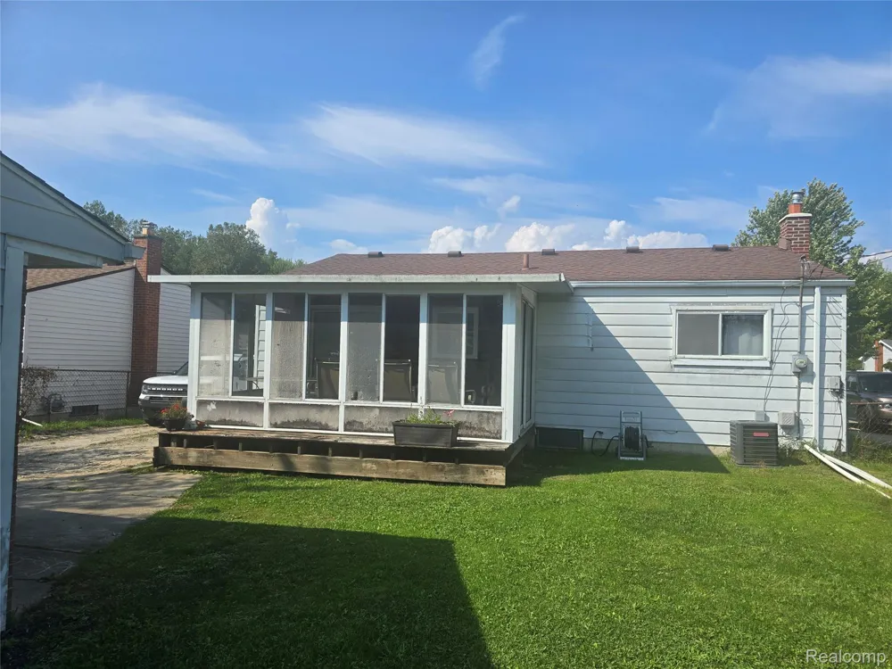 22233 Silver Creek Lane Rockwood City, MI 48173