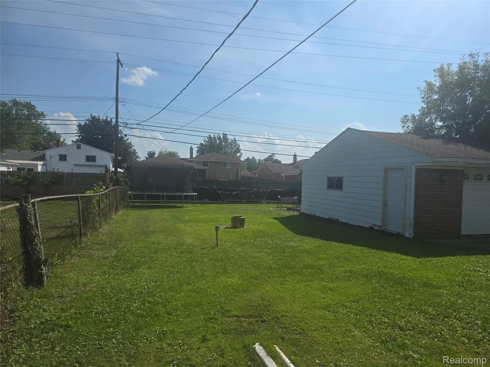 22233 Silver Creek Lane Rockwood City, MI 48173