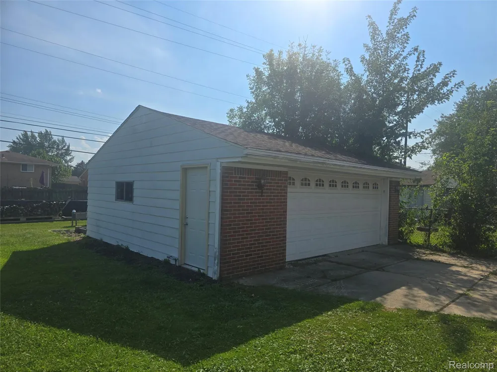 22233 Silver Creek Lane Rockwood City, MI 48173