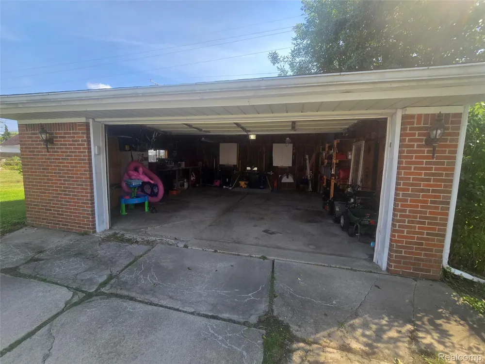 22233 Silver Creek Lane Rockwood City, MI 48173
