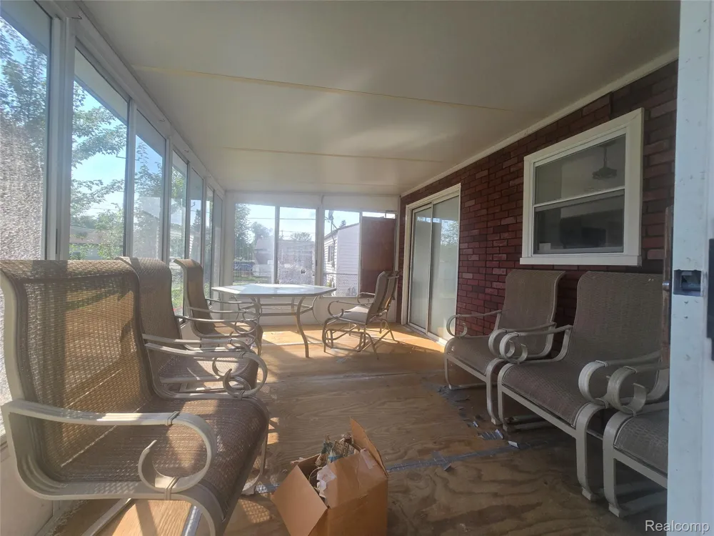 22233 Silver Creek Lane Rockwood City, MI 48173