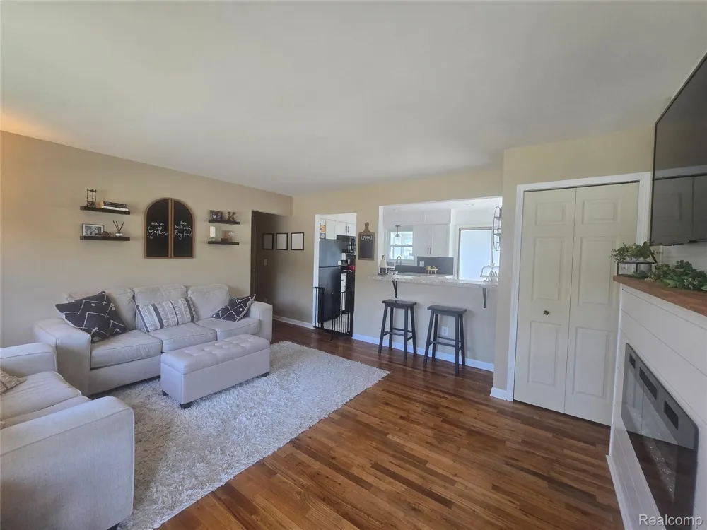 22233 Silver Creek Lane Rockwood City, MI 48173