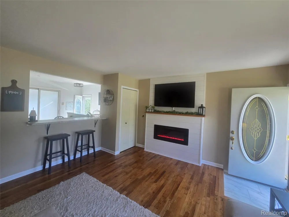 22233 Silver Creek Lane Rockwood City, MI 48173