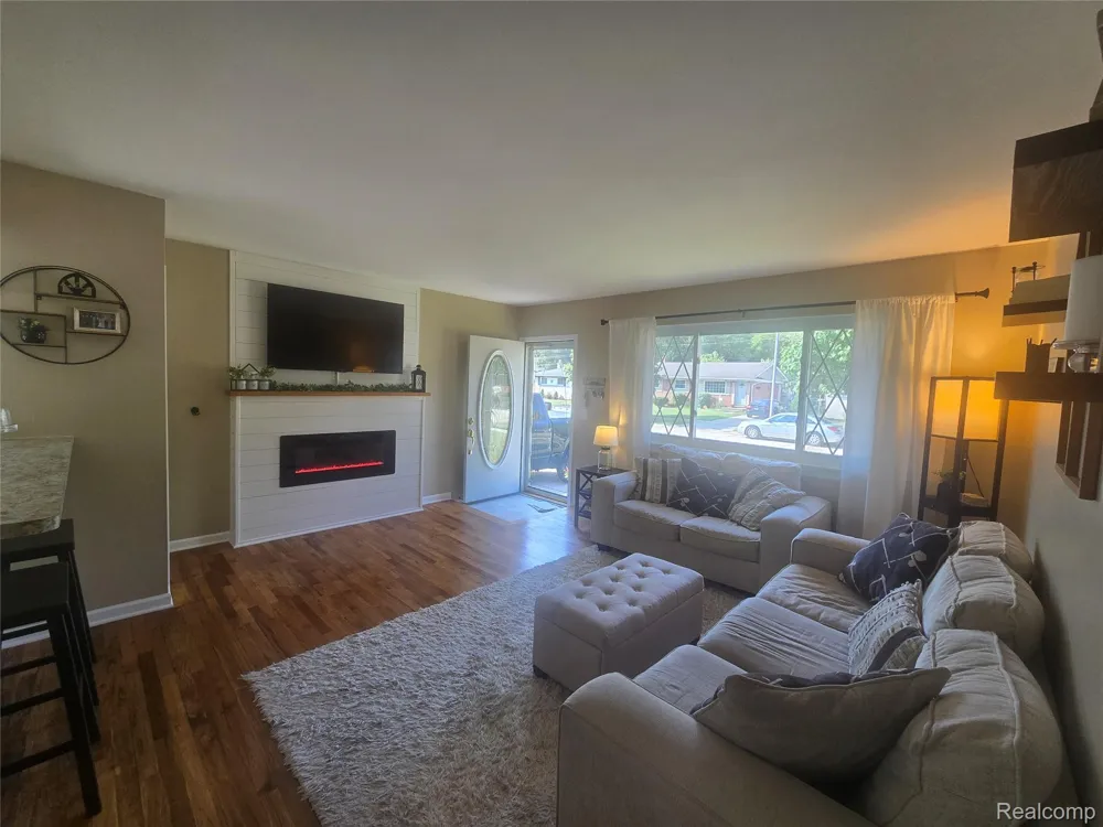22233 Silver Creek Lane Rockwood City, MI 48173