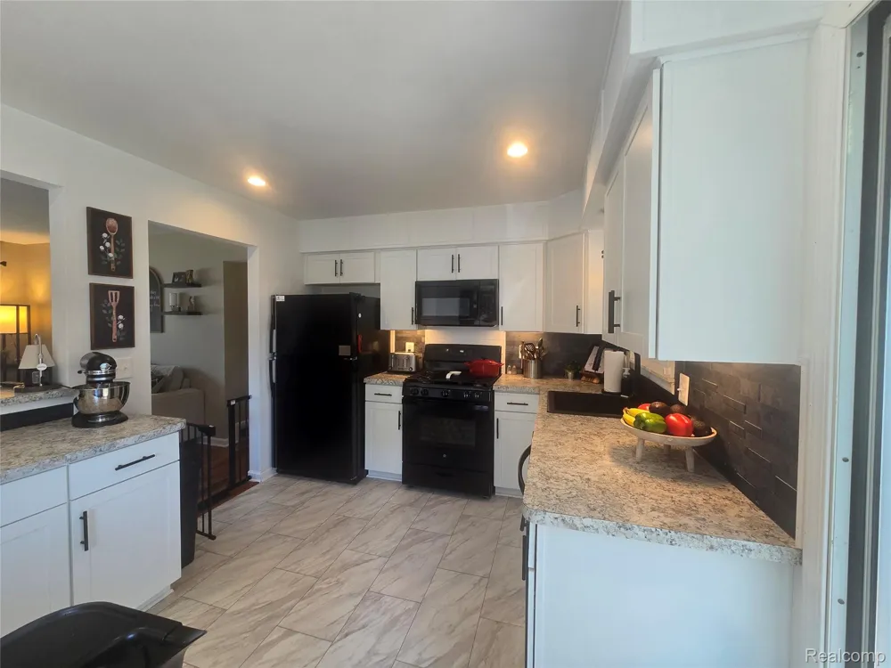 22233 Silver Creek Lane Rockwood City, MI 48173