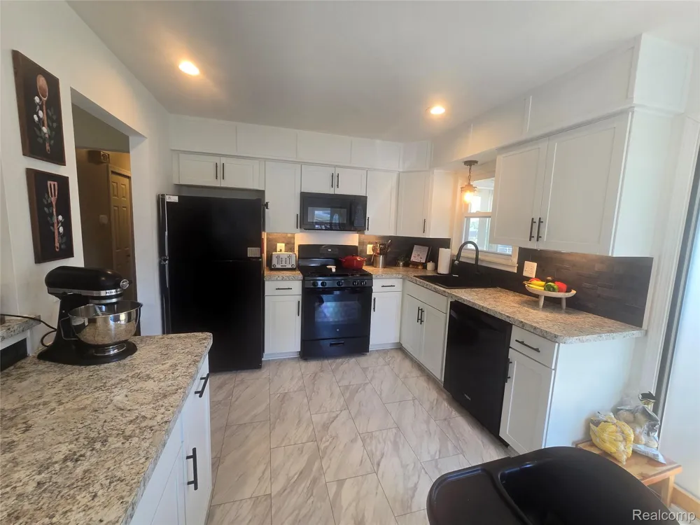 22233 Silver Creek Lane Rockwood City, MI 48173