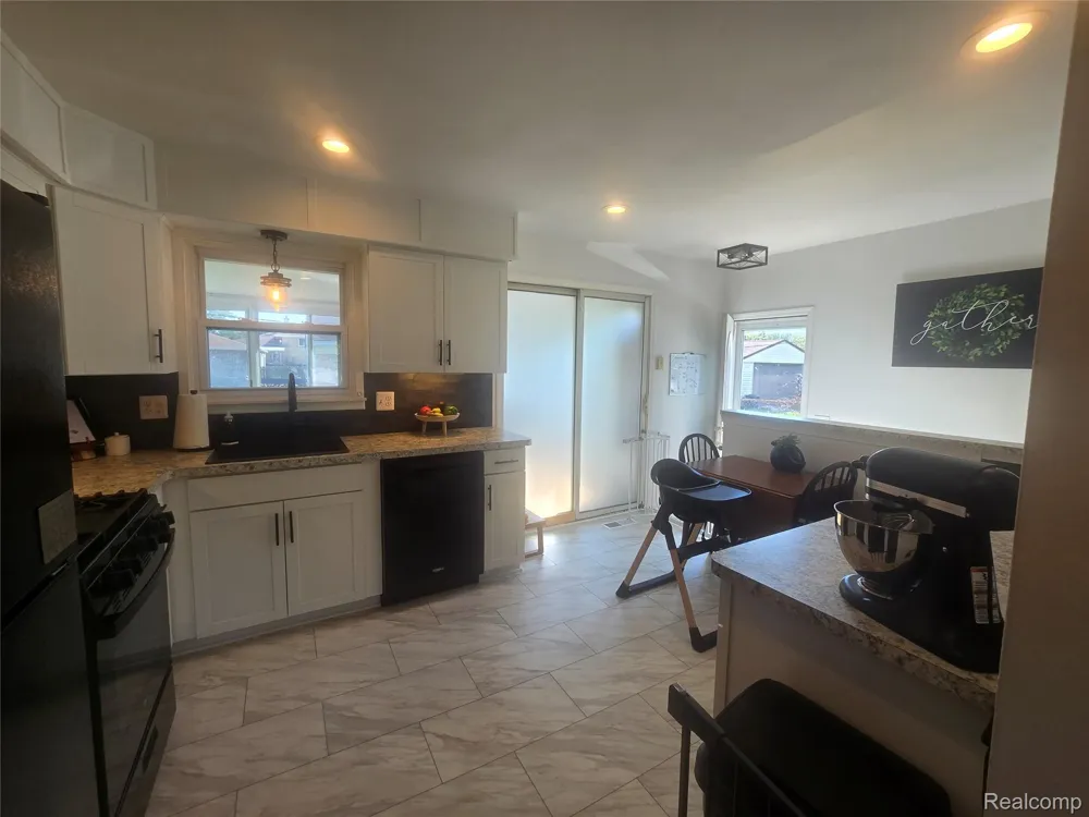 22233 Silver Creek Lane Rockwood City, MI 48173