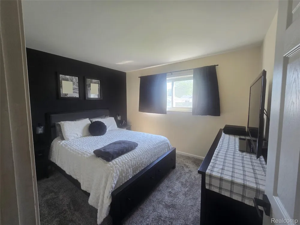 22233 Silver Creek Lane Rockwood City, MI 48173