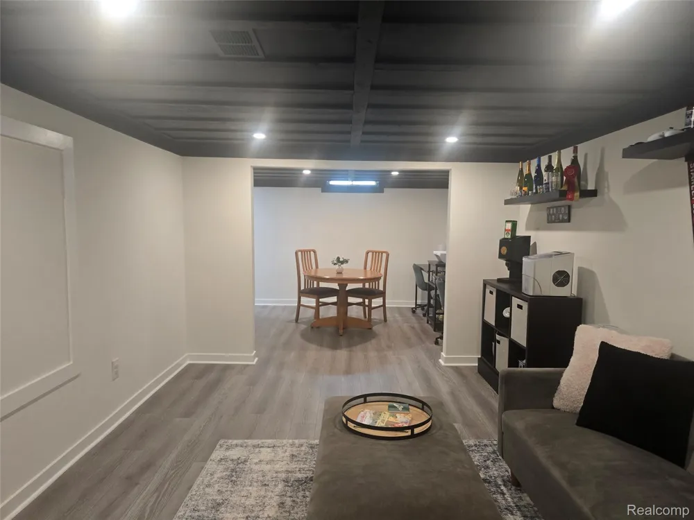22233 Silver Creek Lane Rockwood City, MI 48173