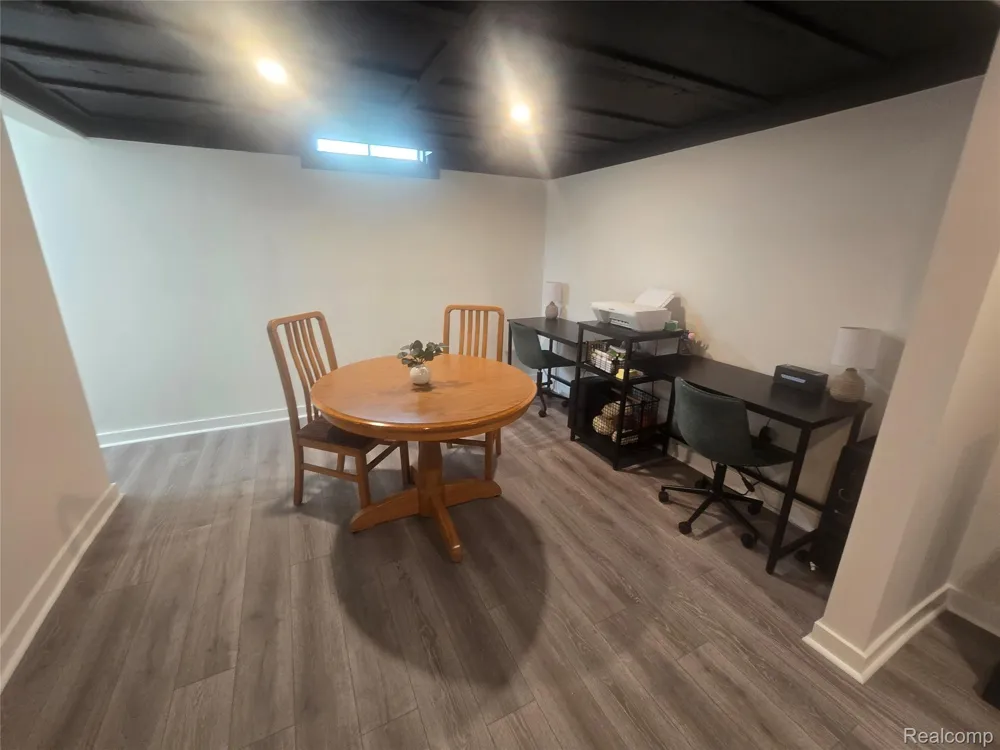22233 Silver Creek Lane Rockwood City, MI 48173