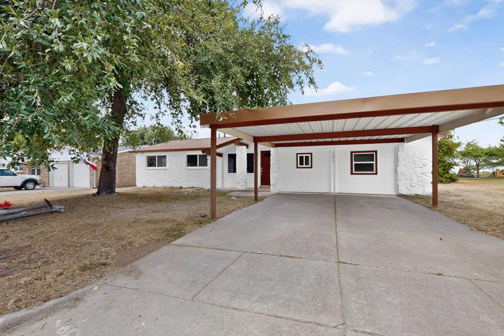 200 Opal Street Saginaw, TX 76179