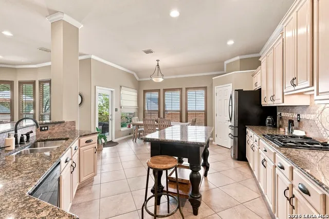 27 Great Wood Hollywood Park, TX 78232
