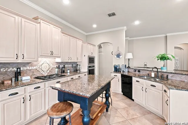 27 Great Wood Hollywood Park, TX 78232
