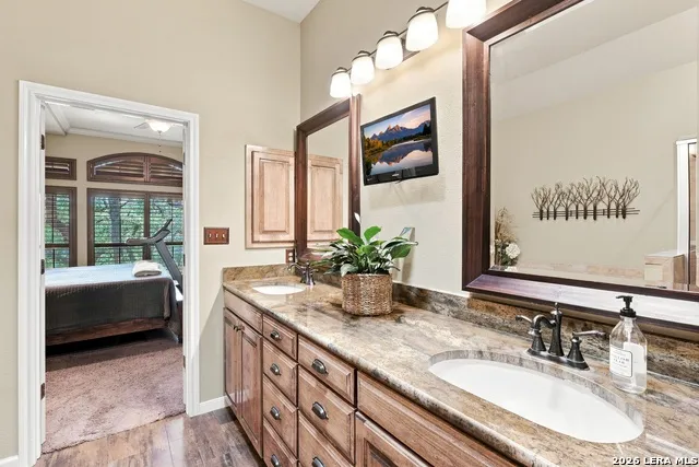 27 Great Wood Hollywood Park, TX 78232